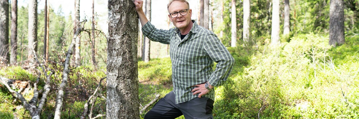 Juha Hakkarainen nojaa puuhun.